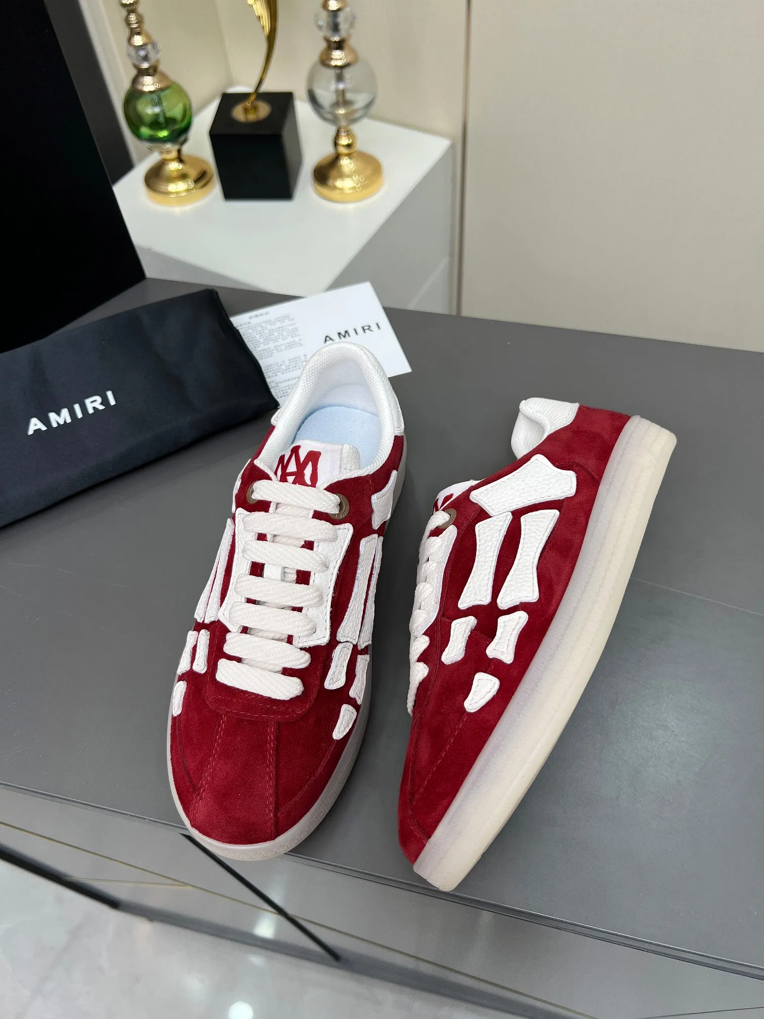 Men's Men's Shoes 💰580 Bone Shoes · AMIRI Skel-Top AMIRI 🔥 launches a new "ThePacific" series of low-top casual sports moral training shoes in the early spring of 2025. This iconic shoe covers men's and women's shoes, drawing inspiration from the brand's classic sports style and elegantly integrating West Coast style. "The Pacific" contrasting five-pointed star series is rooted in Amiri's unique California genes, showing the freedom and leisure atmosphere of the West Coast. This series launches two styles that incorporate the brand's iconic elements: the leather version is made of pure white leather with a same-color sole, and is embellished with star patterns on the side of the shoe, just like the bright starry sky of California. The black and ocean blue colors are shared by men and women, and there is also a red star model exclusive for men and a light pink star model exclusive for women. The suede model is decorated with the brand's classic bone pattern on the side of the shoe. The rubber sole and suede fabric complement each other. The color scheme covers black, chocolate and sand, and is suitable for both men and women. Made of imported cowhide and decorated with bone pieces on the sides of the upper, it is novel and unique and has a good three-dimensional effect! High-density breathable mesh lining + original molded TPU outsole 🙏 Recommended by celebrities, bloggers and internet celebrities, 🚵🏻 an indispensable item for shopping, partying and traveling. One of the most unmissable sneakers in 2025 ✦Color: 10 colors available ✦Size: Women’s size 35--40 ✦Size: Men’s size 39--45
